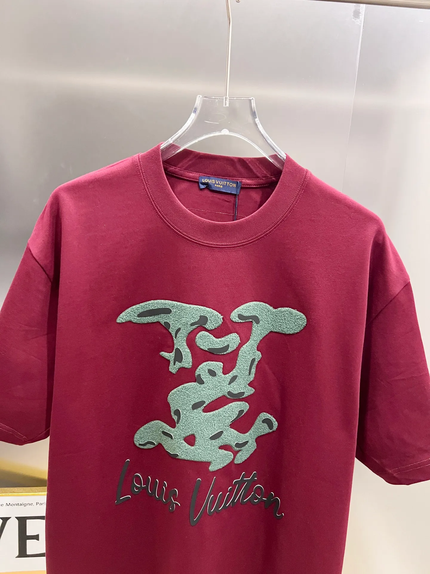 🅿️190 1v Louis* 2025 autumn and winter new style, classic big V letter three-dimensional craft design, high-end version! Highly breathable and comfortable, customized double-yarn plain cotton fabric. Short-sleeved T-shirt. Same style for men and women. Sizes S M L XL XXL Five sizes black white Angora red